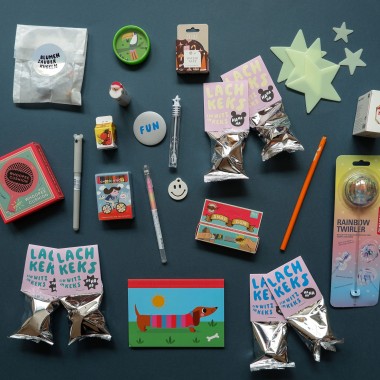 tinyday | Adventskalender für Kinder – 24 befüllte Tütchen mit kleinen Überraschungen, Spielen & Süßem – liebevoll handverpackt