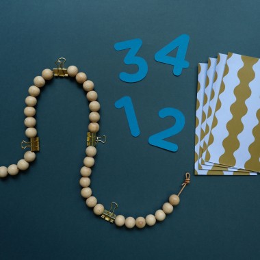 tinyday | Moderner Adventskalender – Wanddeko mit Lederband & Holzperlen für 4 Adventssonntage