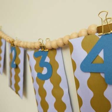 tinyday | Moderner Adventskalender – Wanddeko mit Lederband & Holzperlen für 4 Adventssonntage