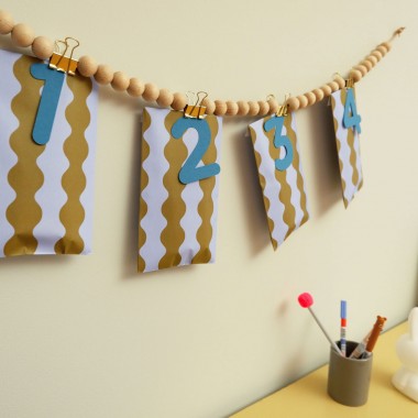 tinyday | Moderner Adventskalender – Wanddeko mit Lederband & Holzperlen für 4 Adventssonntage