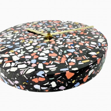 Terrazzo Wanduhr mit Uhrzeiger aus Messing / schwarz-mixte / objet vague