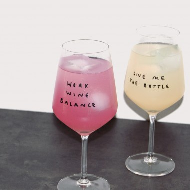 "Give Me The Bottle" Weinglas by Johanna Schwarzer × selekkt