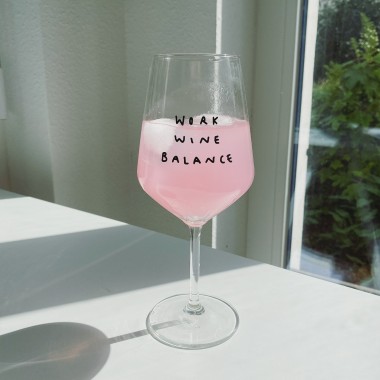 "Work Wine Balance" Weinglas by Johanna Schwarzer × selekkt
