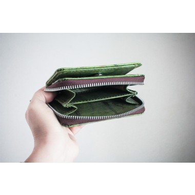 Nachhaltiges Portemonnaie aus recycelten Blättern in grün mit Zipper – vegan & umweltfreundlich