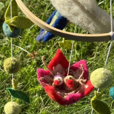 Vogelfamilie –  Baby Mobile aus Filz – Handgemachtes Filz Mobile fürs Babybett – Nachhaltige Kinderzimmer Deko – Geschenk zur Geburt