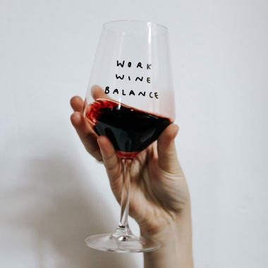 "Work Wine Balance" Weinglas by Johanna Schwarzer × selekkt