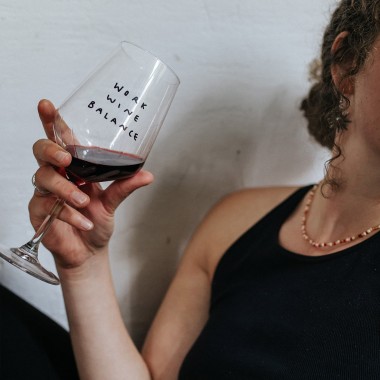 "Work Wine Balance" Weinglas by Johanna Schwarzer × selekkt