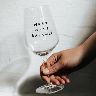 "Work Wine Balance" Weinglas by Johanna Schwarzer × selekkt
