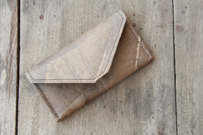 Portemonnaie aus recycelten Blättern / Nachhaltige vegane Brieftasche in schwarz / grau BY COPALA