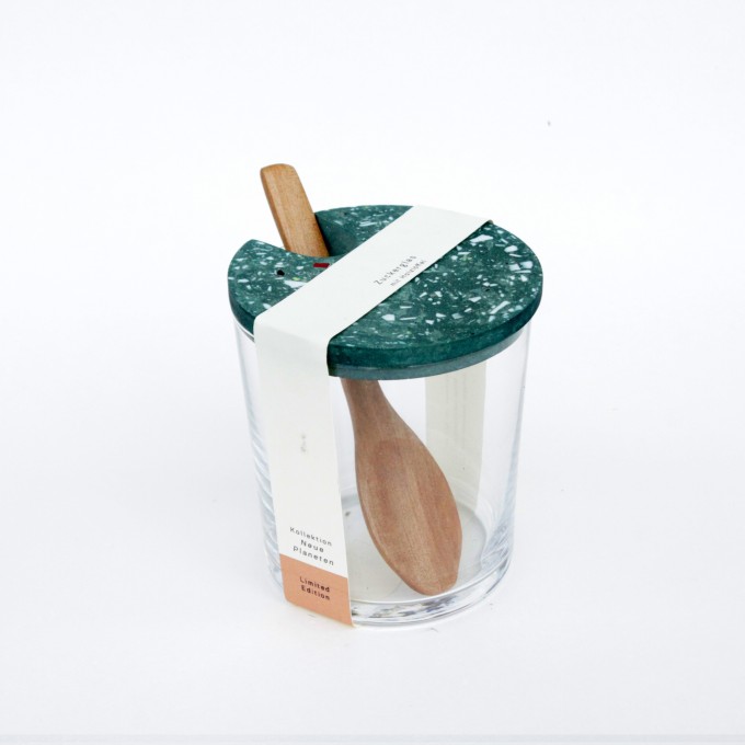 VLO design / Terrazzo Großes Glas mit Holzlöffel & grün Deckel VLO design / Terrazzo Großes Glas mit Holzlöffel & grün Deckel