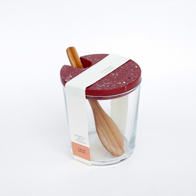 VLO design / Terrazzo Großes Glas mit Holzlöffel & rotem Deckel
VLO design / Terrazzo Großes Glas mit Holzlöffel & rotem Deckel