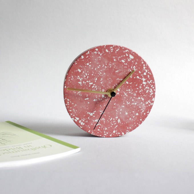 Kleine Wanduhr mit Uhrzeiger aus Messing / Rot / objet vague Kleine Wanduhr mit Uhrzeiger aus Messing / Rot / objet vague