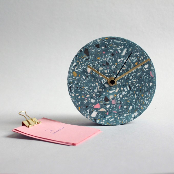 Kleine Wanduhr mit Uhrzeiger aus Messing / Pétrol / objet vague Kleine Wanduhr mit Uhrzeiger aus Messing / Pétrol / objet vague