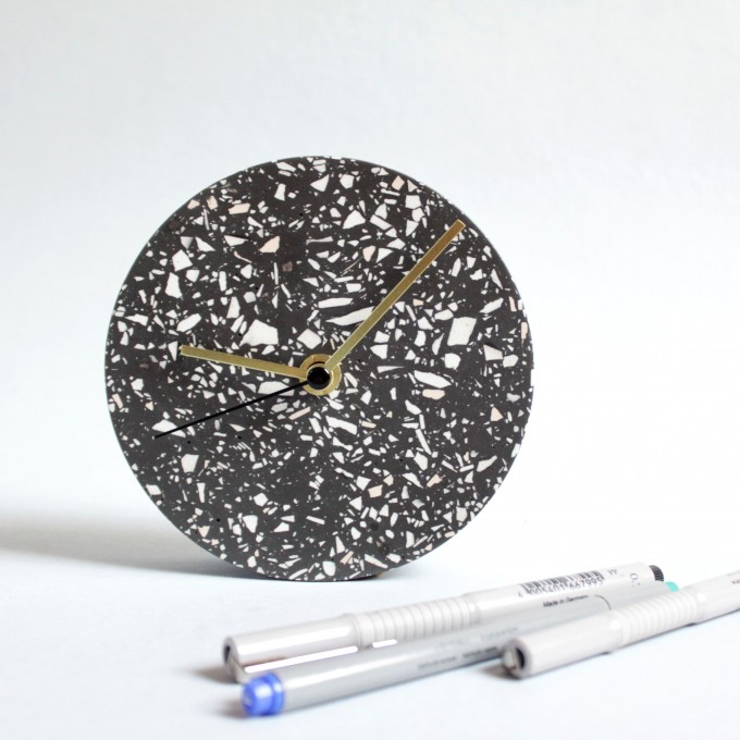 Kleine Wanduhr mit Uhrzeiger aus Messing / schwarz / objet vague
