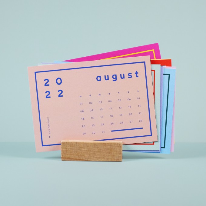 Postkartenkalender inkl. Kartenhalter aus Holz / Tischkalender / frau rippe Postkartenkalender inkl. Kartenhalter aus Holz / Tischkalender / frau rippe