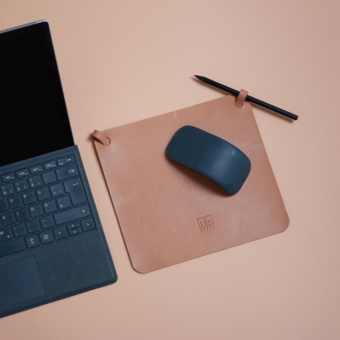 Laura Stolz / Mousepad aus pflanzlich gegerbtem Leder / beige Laura Stolz / Mousepad aus pflanzlich gegerbtem Leder / beige