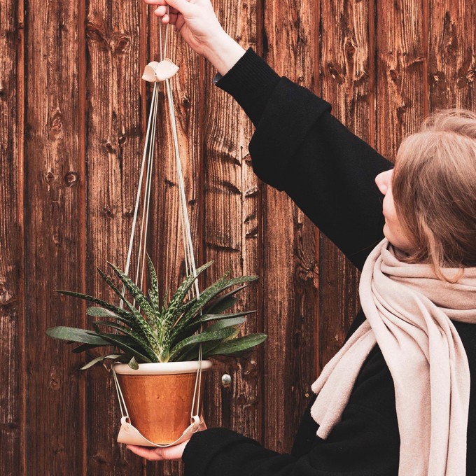Laura Stolz / Pflanzenhänger / Blumenampel / pflanzlich gegerbtes Leder / beige Laura Stolz / Pflanzenhänger / Blumenampel / pflanzlich gegerbtes Leder / beige