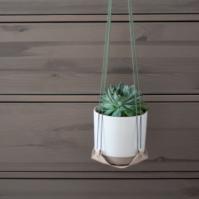 Laura Stolz / Pflanzenhänger / Blumenampel / pflanzlich gegerbtes Leder / beige Laura Stolz / Pflanzenhänger / Blumenampel / pflanzlich gegerbtes Leder / beige