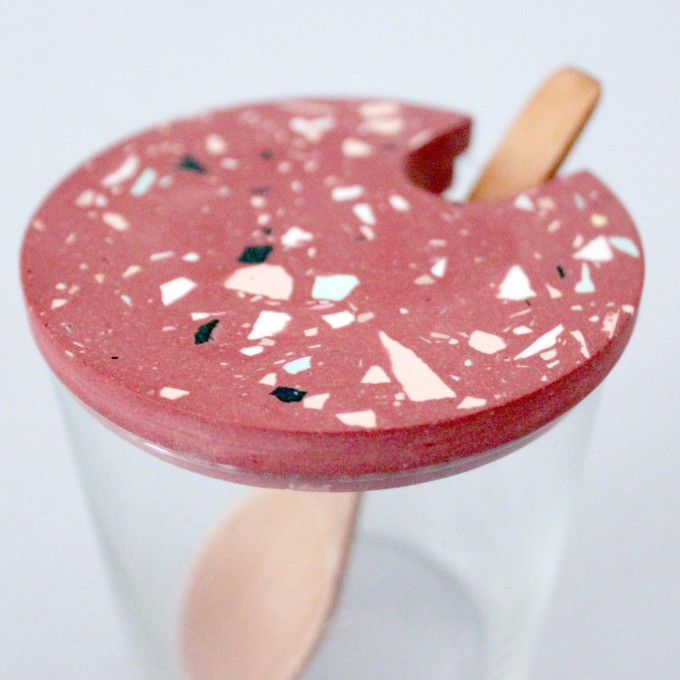 Terrazzo Zuckerdose Glas mit Holzlöffel / rot / objet vague Terrazzo Zuckerdose Glas mit Holzlöffel / rot / objet vague