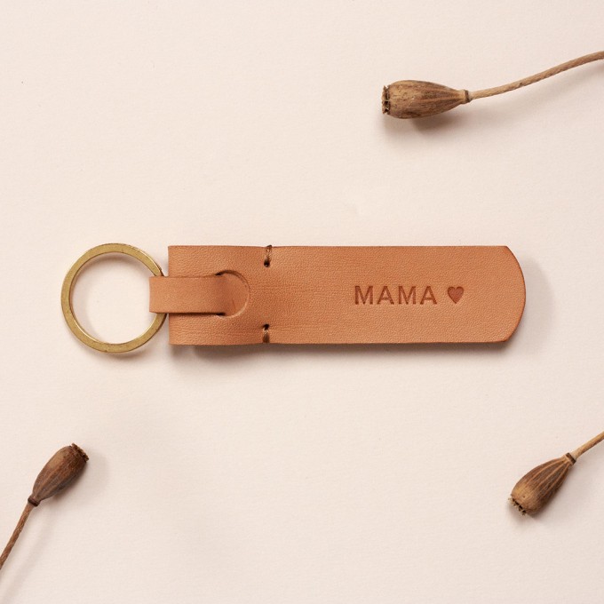 Laura Stolz / Schlüsselanhänger aus Naturleder / Prägung «MAMA <3» / beige Laura Stolz / Schlüsselanhänger aus Naturleder / Prägung «MAMA <3» / beige