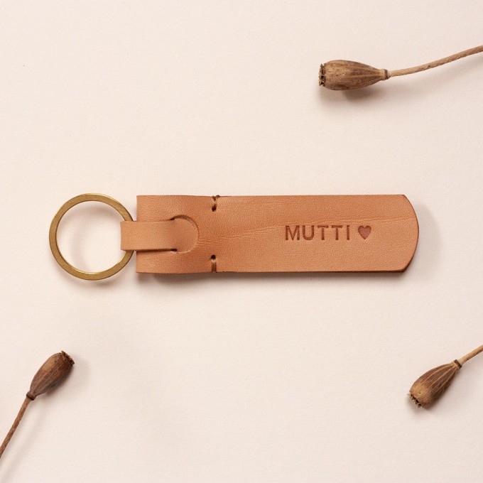 Laura Stolz / Schlüsselanhänger aus Naturleder / Prägung «MUTTI <3» / beige Laura Stolz / Schlüsselanhänger aus Naturleder / Prägung «MUTTI <3» / beige