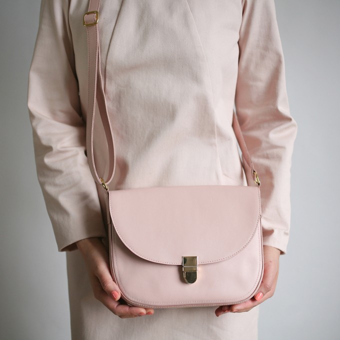 alexbender – Satteltasche mit Steckschnalle Blush alexbender – Satteltasche mit Steckschnalle Blush