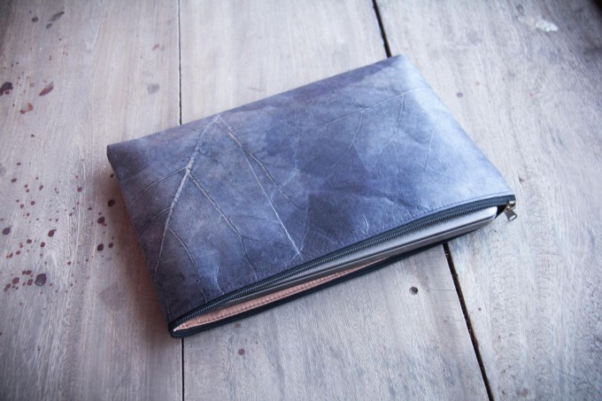 Gefütterte nachhaltige Laptop Hülle 13–14" aus Blattleder – Vegane, handgenähte & wasserabweisende Laptoptasche für MacBook Air / Pro - blau BY COPALA