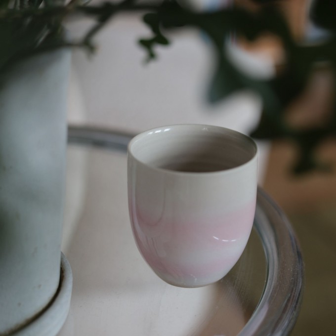 AURA Keramikbecher Rosa – Handgemachter Kaffeebecher mit Farbverlauf, Steinzeug Tasse, Handmade Cup, Geschenk für Kaffeeliebhaber