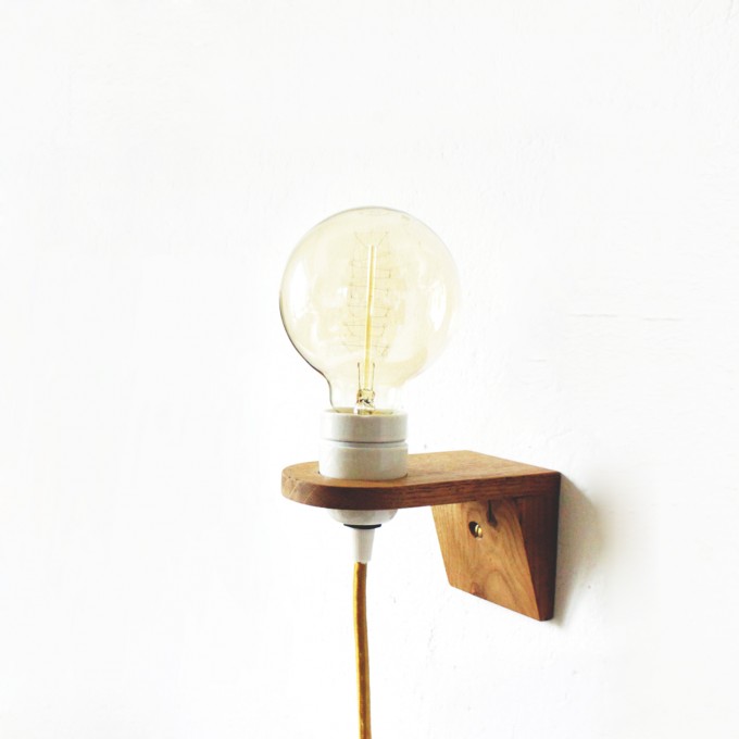 WANDLAMPE VLO / Weiß Porzellan Fassung & Wandhalterung aus Eiche WANDLAMPE VLO / Weiß Porzellan Fassung & Wandhalterung aus Eiche