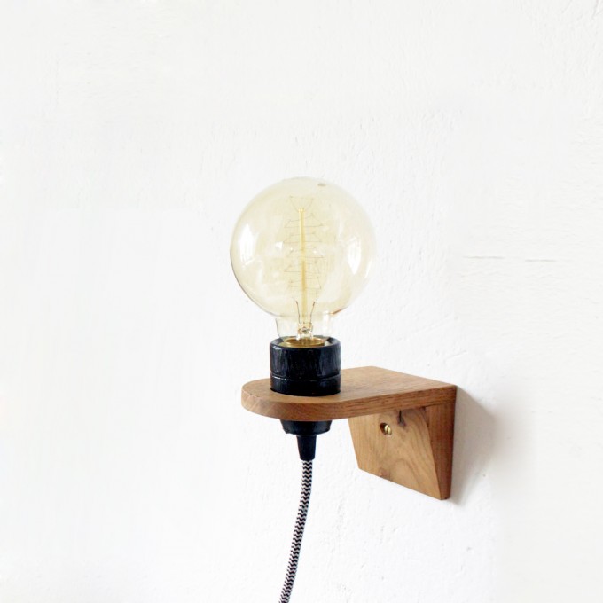 WANDLAMPE VLO / Schwarz Porzellan Fassung & Wandhalterung aus Eiche WANDLAMPE VLO / Schwarz Porzellan Fassung & Wandhalterung aus Eiche