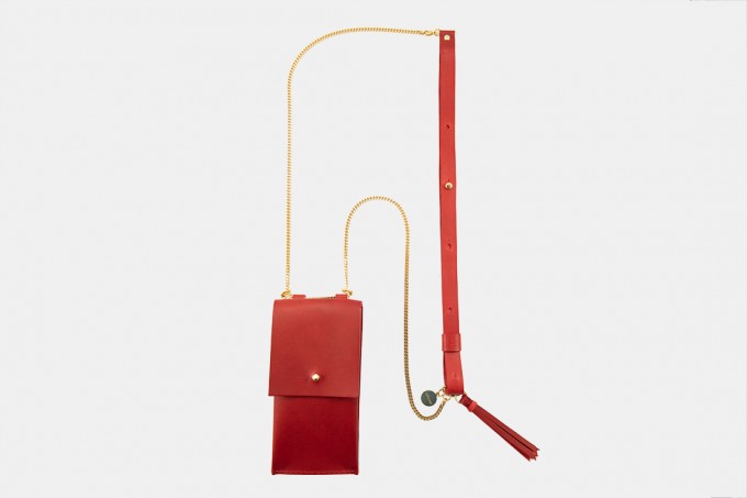 Lapàporter – iPhone Handykette aus Metall mit Lederriemen und abnehmbarer Tasche, rot/gold Lapàporter – iPhone Handykette aus Metall mit Lederriemen und abnehmbarer Tasche, rot/gold