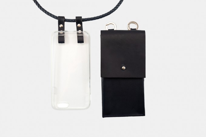 Lapàporter – iPhone case zum Umhängen mit geflochtener Lederkordel und abnehmbarer Tasche, dunkelblau/silber Lapàporter – iPhone case zum Umhängen mit geflochtener Lederkordel und abnehmbarer Tasche, dunkelblau/silber