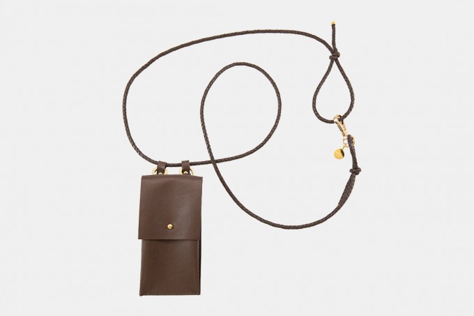 Lapàporter – iPhone case zum Umhängen mit geflochtener Lederkordel und abnehmbarer Tasche, dunkelbraun/gold Lapàporter – iPhone case zum Umhängen mit geflochtener Lederkordel und abnehmbarer Tasche, dunkelbraun/gold