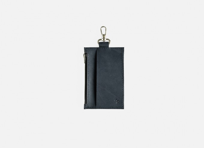 Lapàporter –
Mini-Lederportemonnaie mit Karabiner, dunkelblau Lapàporter –
Mini-Lederportemonnaie mit Karabiner, dunkelblau