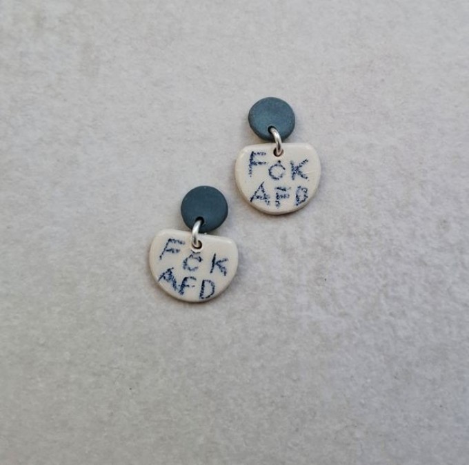 Skelini - Porzellan Ohrringe mit Handschrift - olivgrün