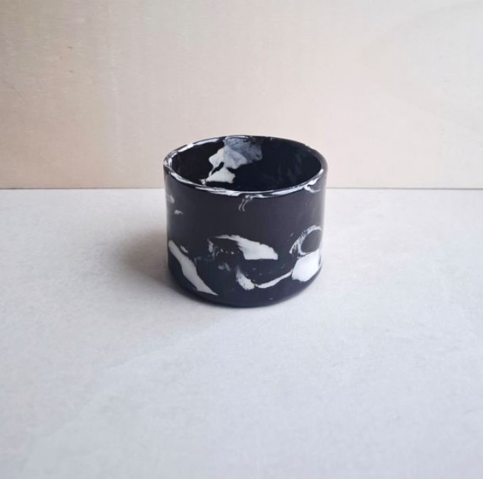 Skelini – Kaffeetasse aus Porzellan in Schwarz-Weiß