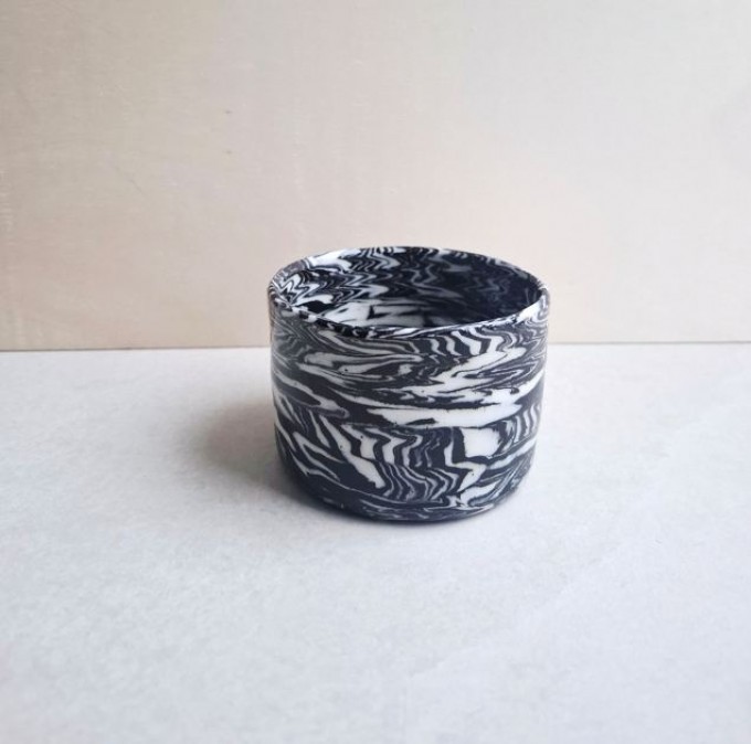 Skelini – Kaffeetasse aus Porzellan in Schwarz-Weiß