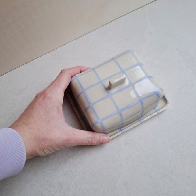 Skelini - Keramik Butterdose handgemacht hellblau 