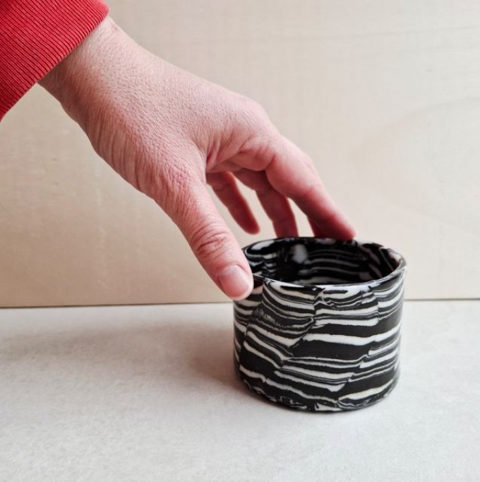 Skelini – Kaffeetasse aus Porzellan in Schwarz-Weiß