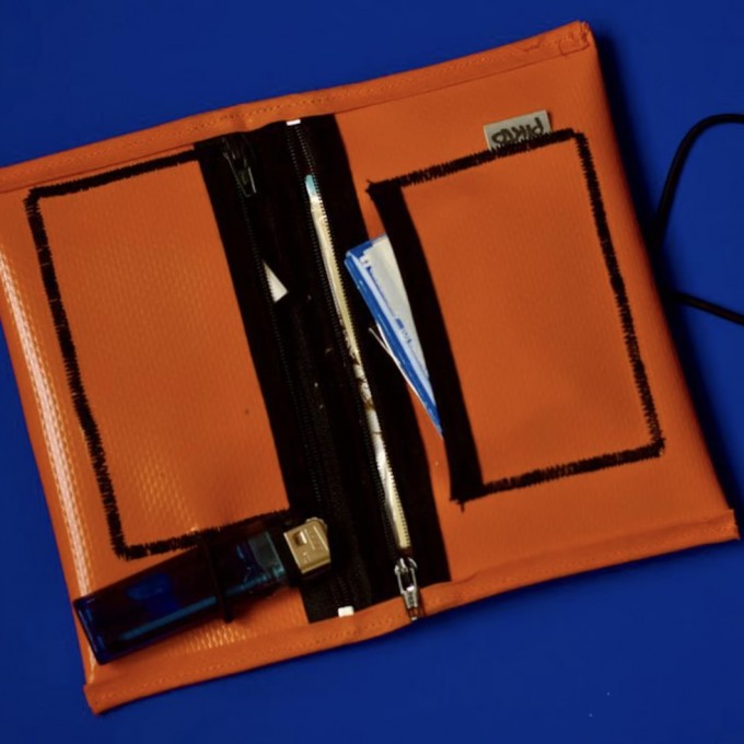 Tabaktasche / Portemonnaie – Upcycling aus LKW-Plane (Orange & Schwarz) – Pikto3000 Tabaktasche / Portemonnaie – Upcycling aus LKW-Plane (Orange & Schwarz) – Pikto3000