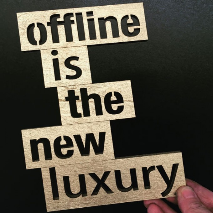 NOGALLERY offline is the new luxury - Deko Schriftzug Holz NOGALLERY offline is the new luxury - Deko Schriftzug Holz