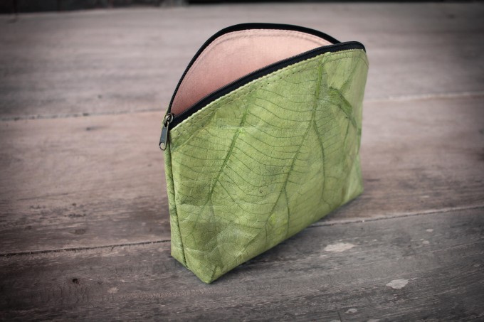 Kosmetiktasche aus Blattleder | Kulturbeutel Damen | nachhaltige Kulturtasche Herren | Schminktasche | ausgefallenes Hochzeitsgeschenk in grün BY COPALA