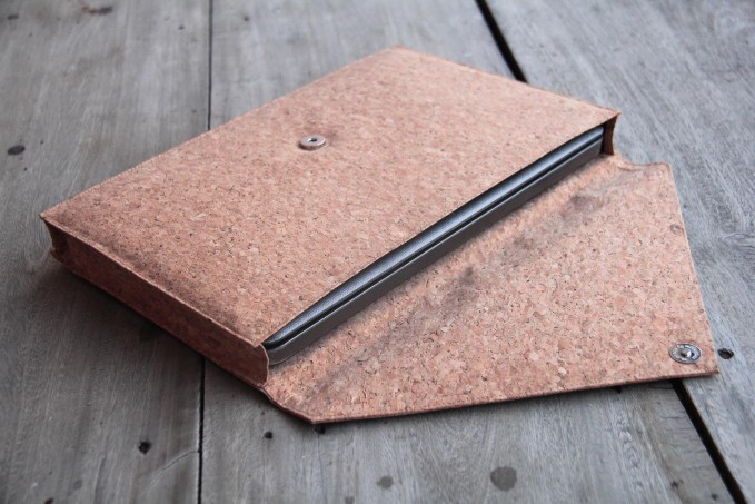 Gefütterte 15–16 Zoll Laptoptasche aus Kork | Nachhaltige vegane Laptop Hülle - Magnetverschluss, wasserabweisend für MacBook Air/Pro, Natur BY COPALA