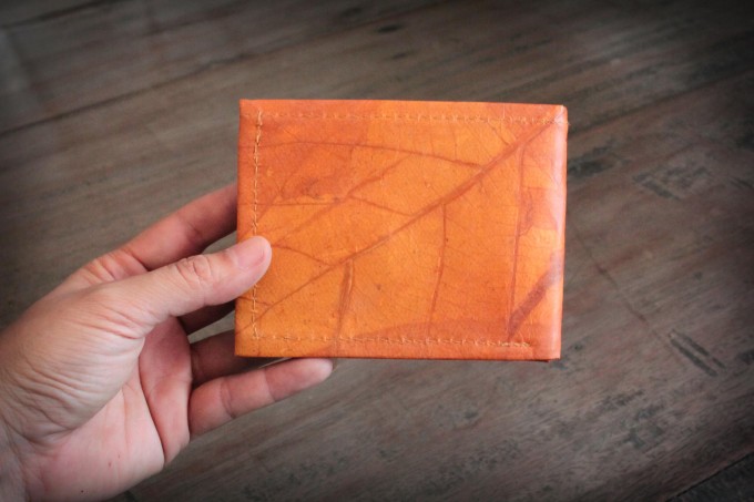 Portemonnaie aus Blättern in braun, 1-fach gefaltet in orange - gelb BY COPALA