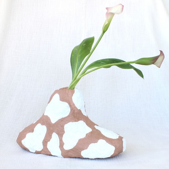 Catchup Studios - nachhaltige Papier Vase - Beige Cowy Vase Catchup Studios - nachhaltige Papier Vase - Beige Cowy Vase