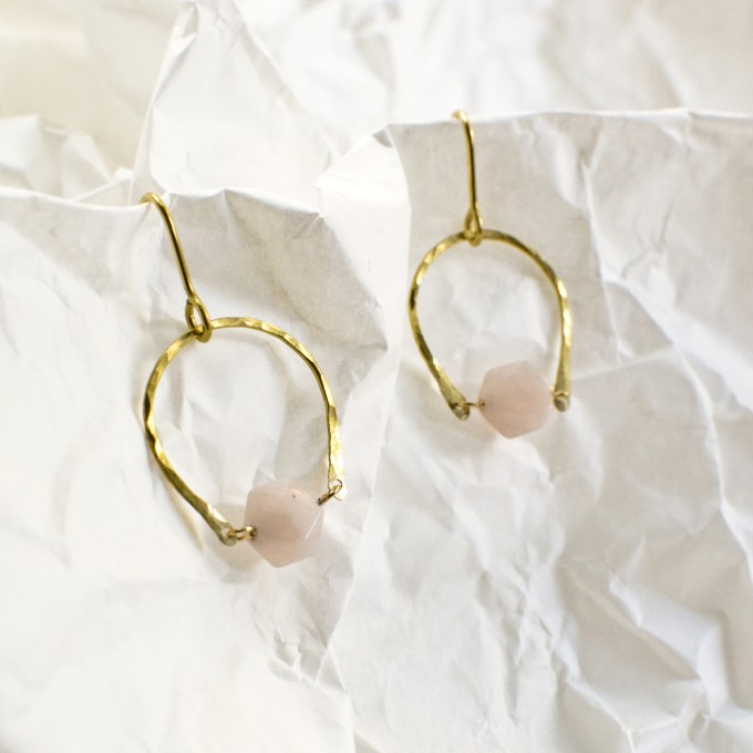 Gudbling // Messing Hoop Ohrringe mit Morganit Gudbling // Messing Hoop Ohrringe mit Morganit
