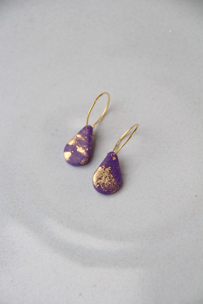Salut Julie • Polymerton Ohrring 'violet x gold leaf drop ' Salut Julie • Polymerton Ohrring 'violet x gold leaf drop '