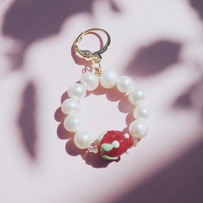 Valerie Chic - HAPPY STRAWBERRY 2 Perlen Ohrringe, 18 Karat vergoldet Valerie Chic - HAPPY STRAWBERRY 2 Perlen Ohrringe, 18 Karat vergoldet