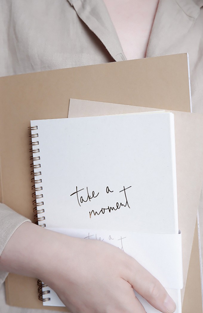 TAKE A MOMENT - A5 PLANER MIT STICKER- 2020 - Anna Cosma TAKE A MOMENT - A5 PLANER MIT STICKER- 2020 - Anna Cosma