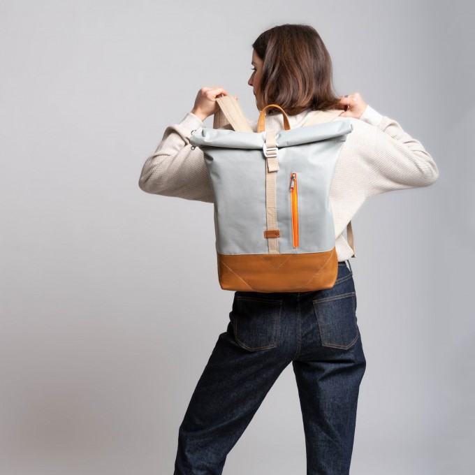 MULINU – Erweiterterbarer Rucksack UNIQUE ALBERT 2 Hellgrau Cognac Leder MULINU – Erweiterterbarer Rucksack UNIQUE ALBERT 2 Hellgrau Cognac Leder